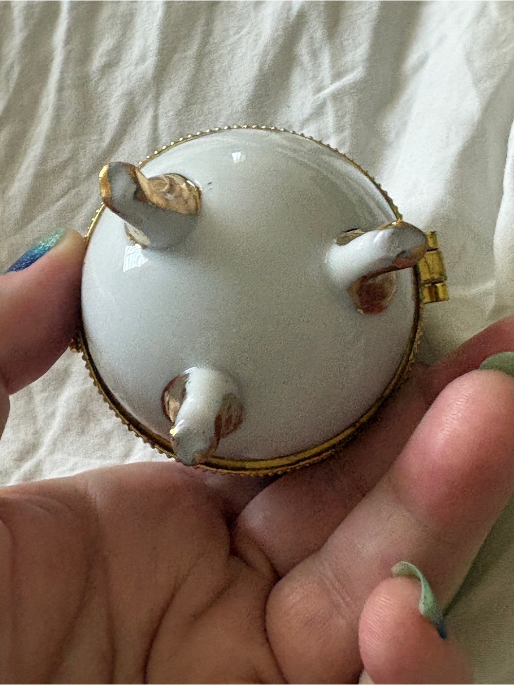 Vintage Hinged Egg Trinket Box Kittens Floral Gold Footed Keepsake - Picture 9 of 10